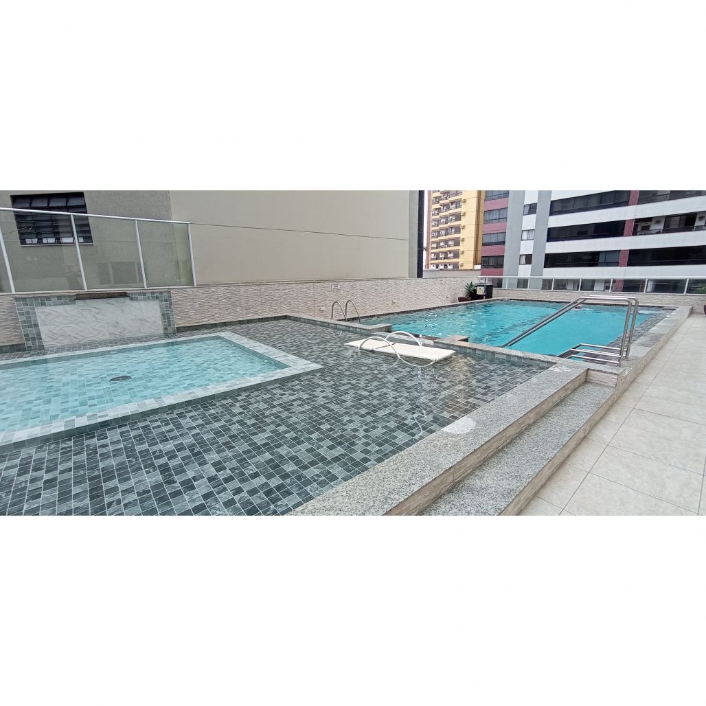 Apto com 5 quartos na quadra do mar, 2 vagas no centro-norte de BC