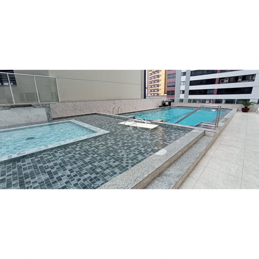 Apto com 5 quartos na quadra do mar, 2 vagas no centro-norte de BC