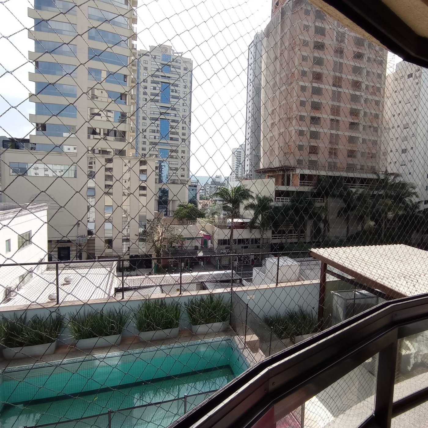 Excelente Apto de 1 suíte + 2 demi suítes, com duas vagas priv. no centro de BC.