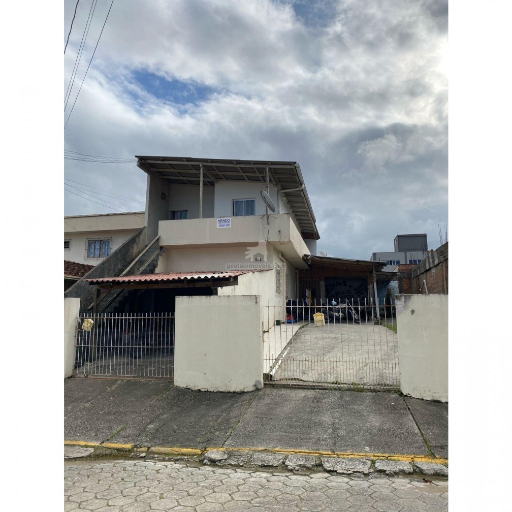 Casa com 2 andares à venda no Monte Alegre em Camboriú