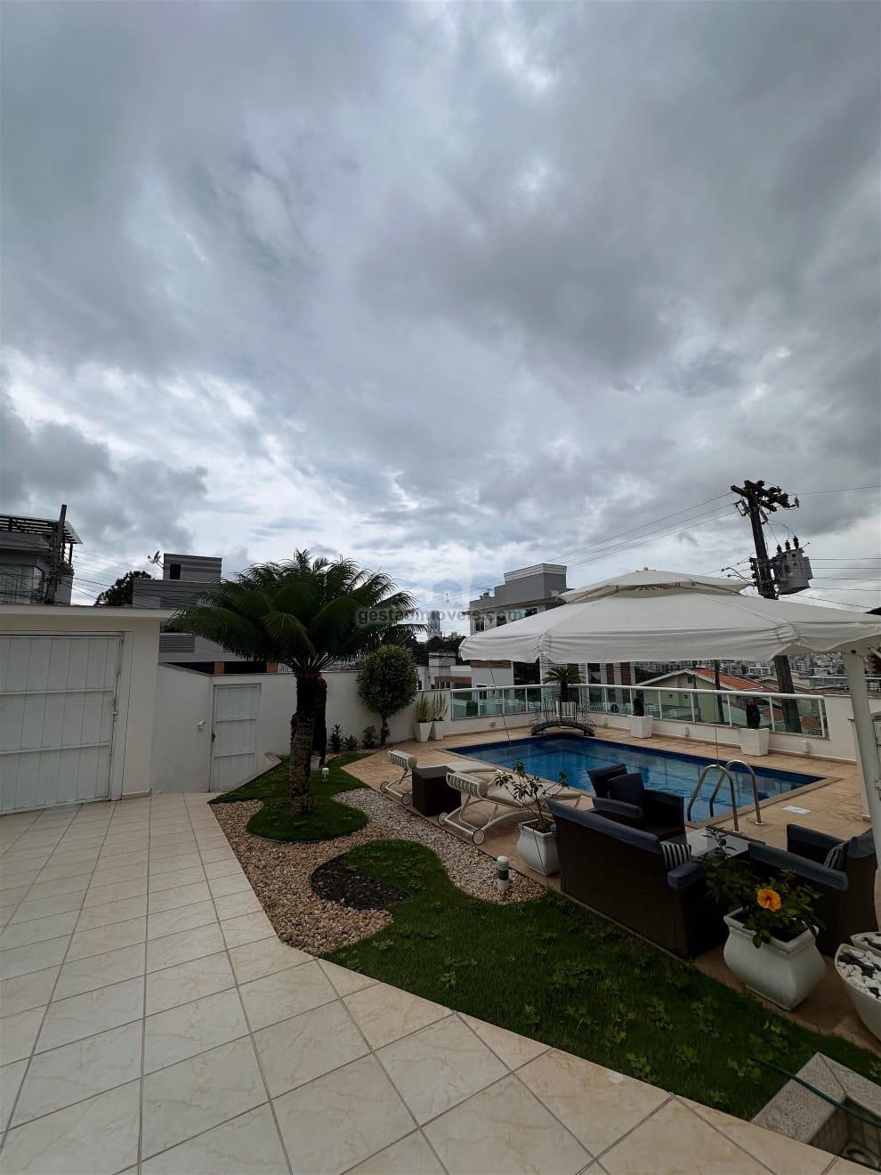 Triplex mobiliado à venda em Balneário Camboriú