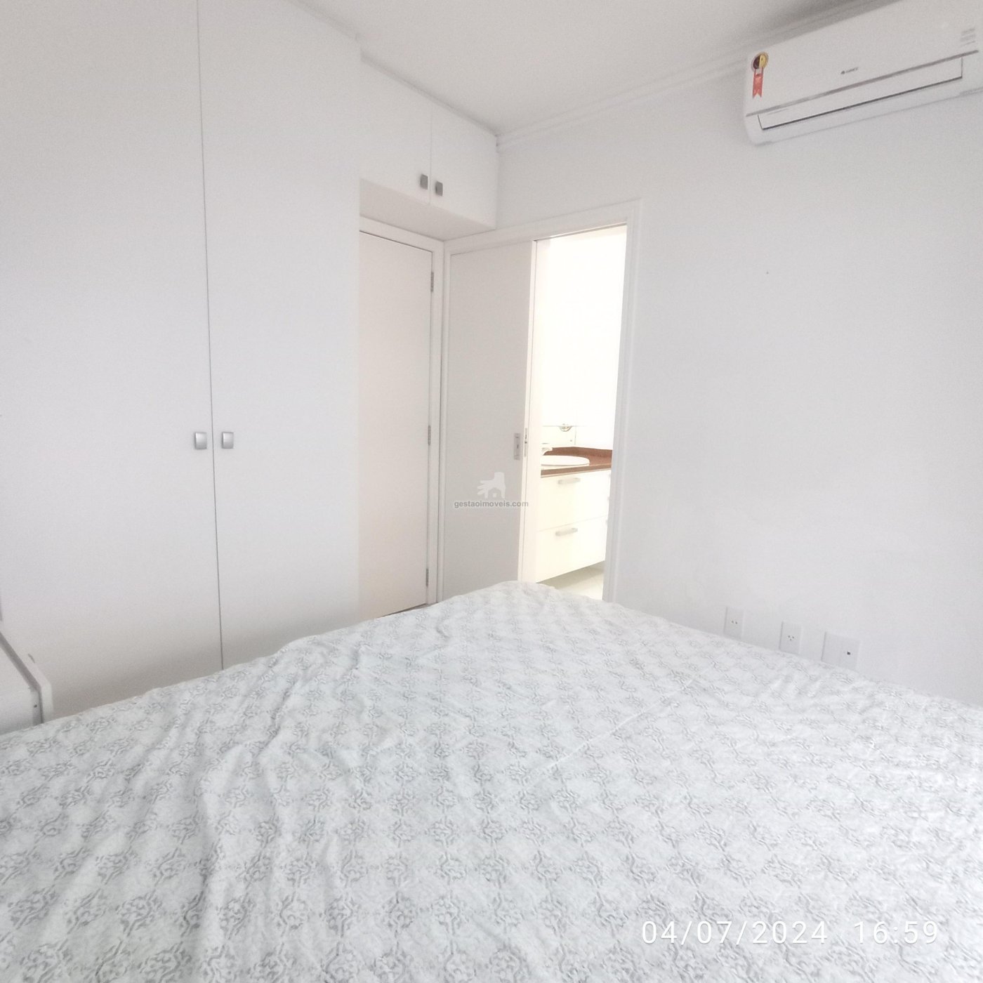 Apto com 5 quartos na quadra do mar, 2 vagas no centro-norte de BC