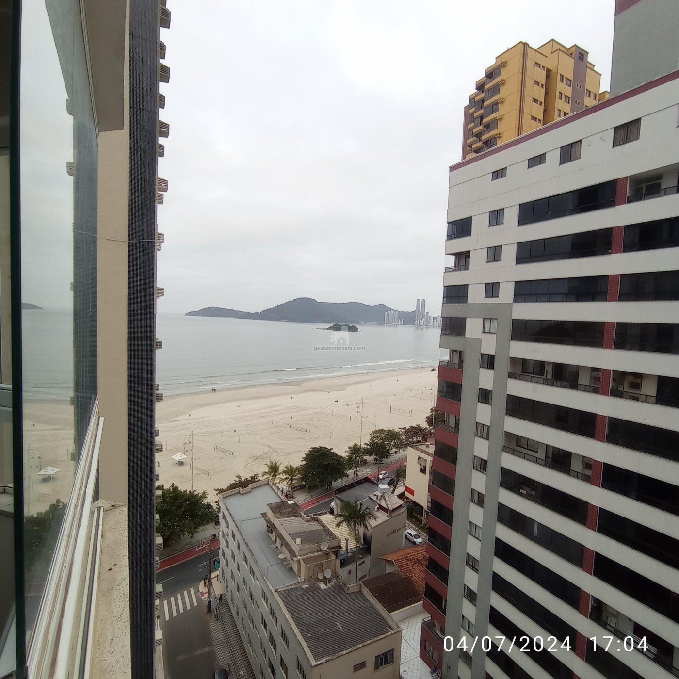 Apto com 5 quartos na quadra do mar, 2 vagas no centro-norte de BC