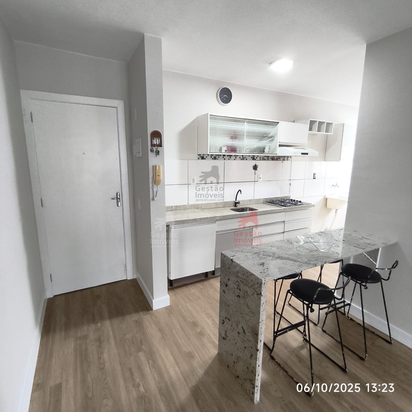 Apto Excelente, reformado, de 2 dorm, 1 vaga grande - Cedro em Camboriú 