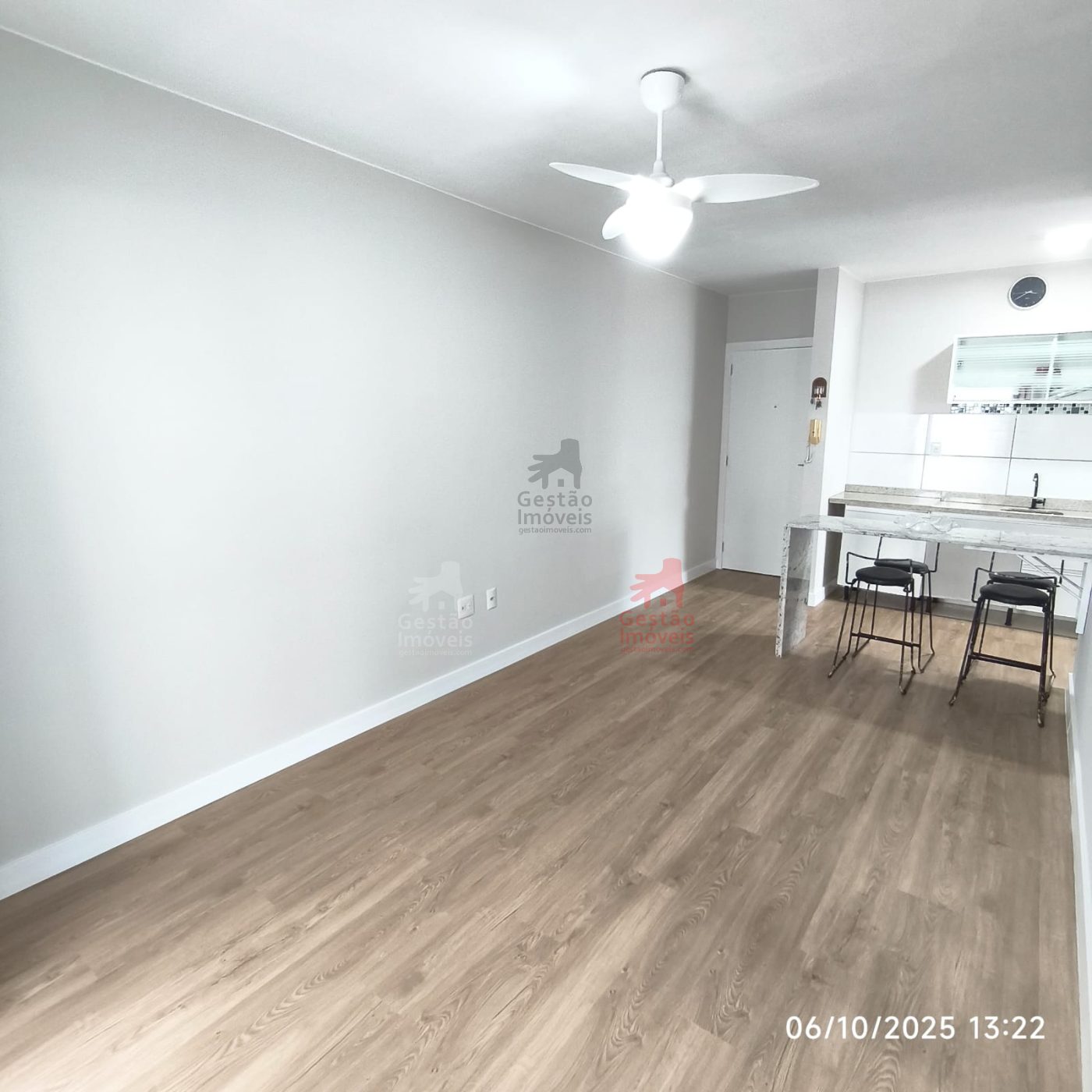 Apto Excelente, reformado, de 2 dorm, 1 vaga grande - Cedro em Camboriú 